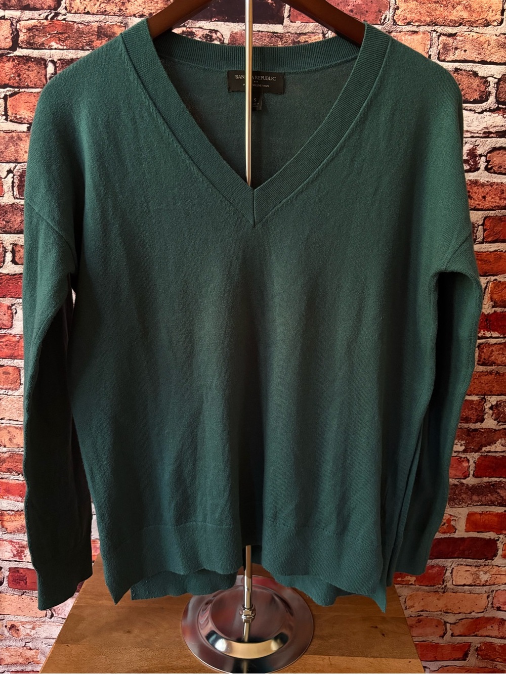 Banana Republic Premium Luxe Yarn Womenโs V-Neck Sweater Forest Green S